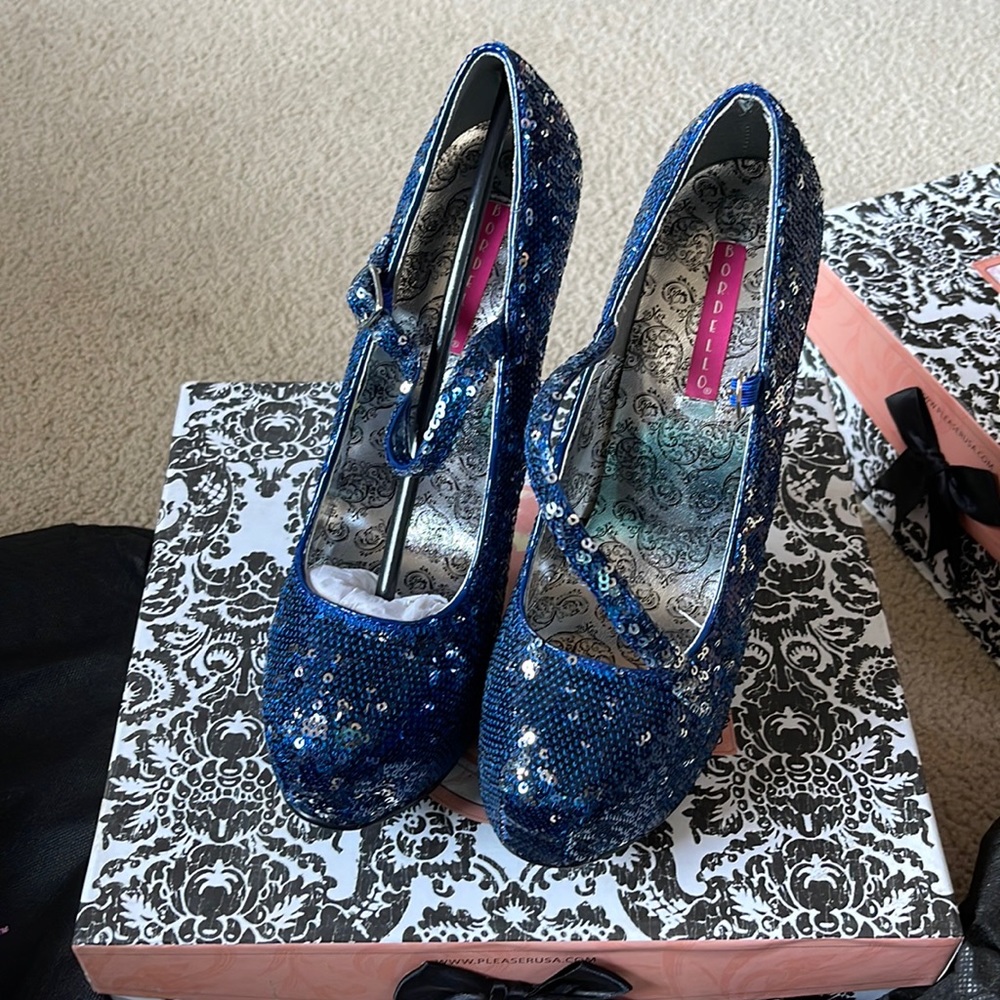 Brand New never worn, ordered a size too small and never returned.
